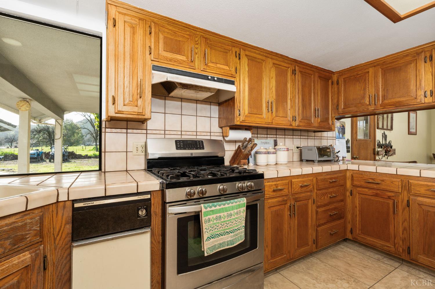 39500 Millwood Dr, Woodlake, CA 93286