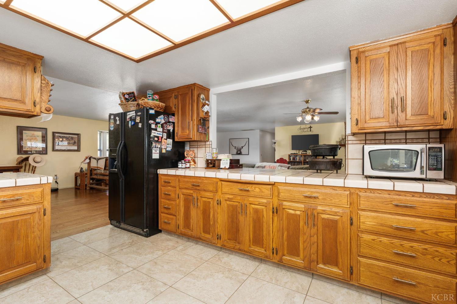 39500 Millwood Dr, Woodlake, CA 93286