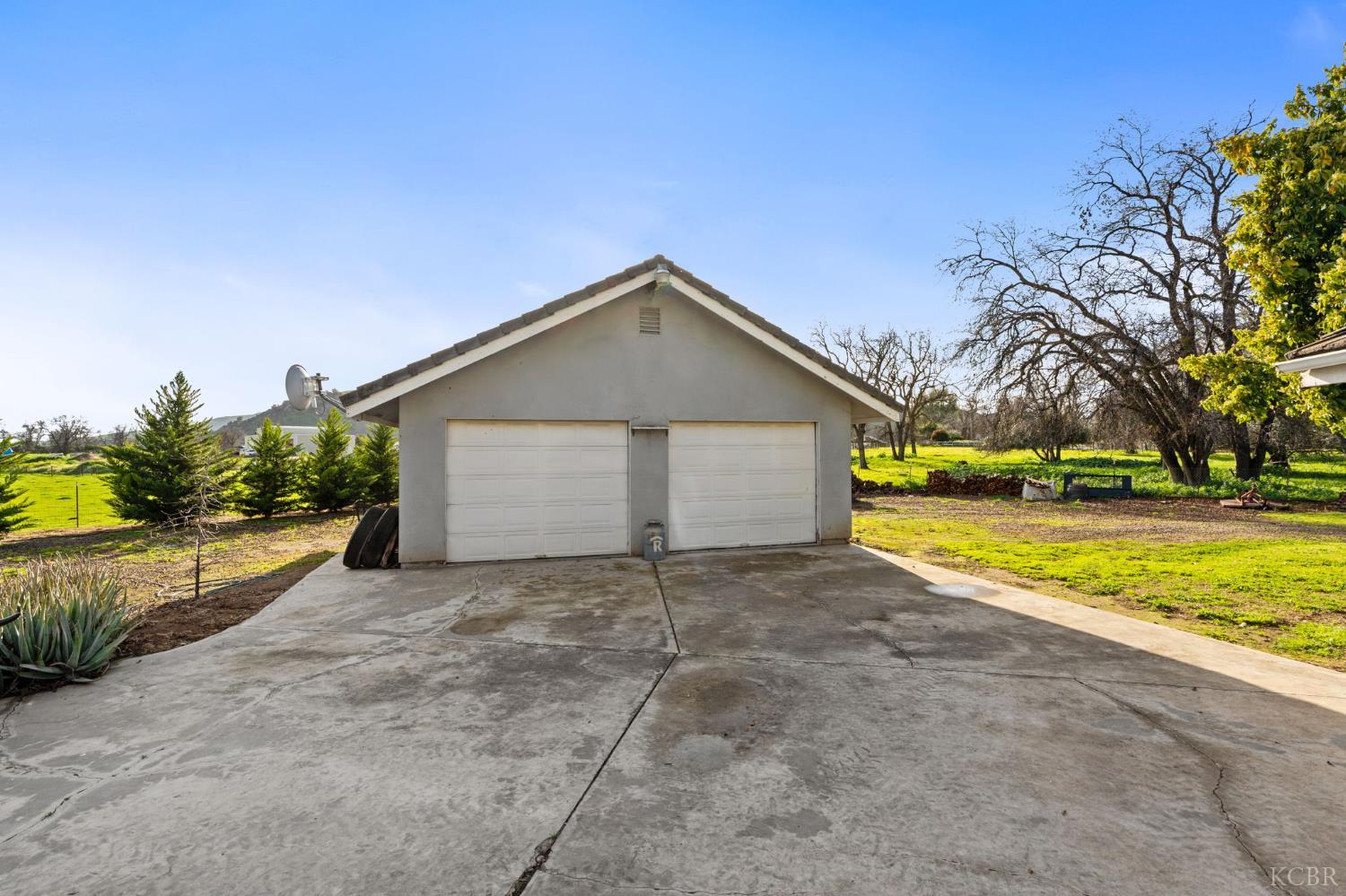 39500 Millwood Dr, Woodlake, CA 93286