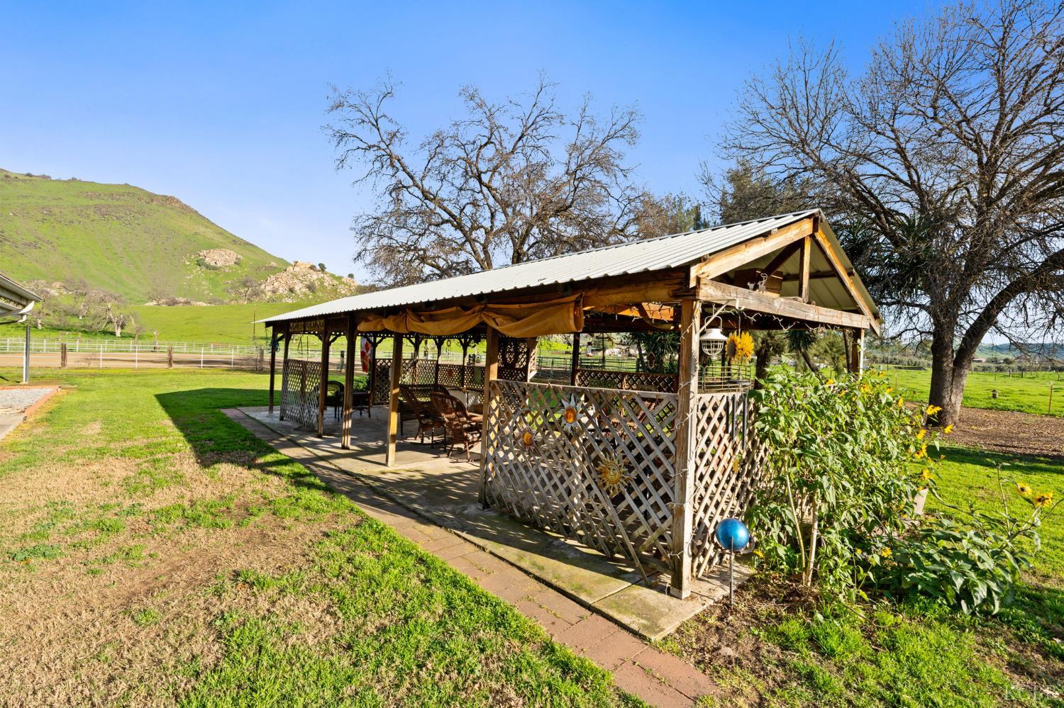 39500 Millwood Dr, Woodlake, CA 93286