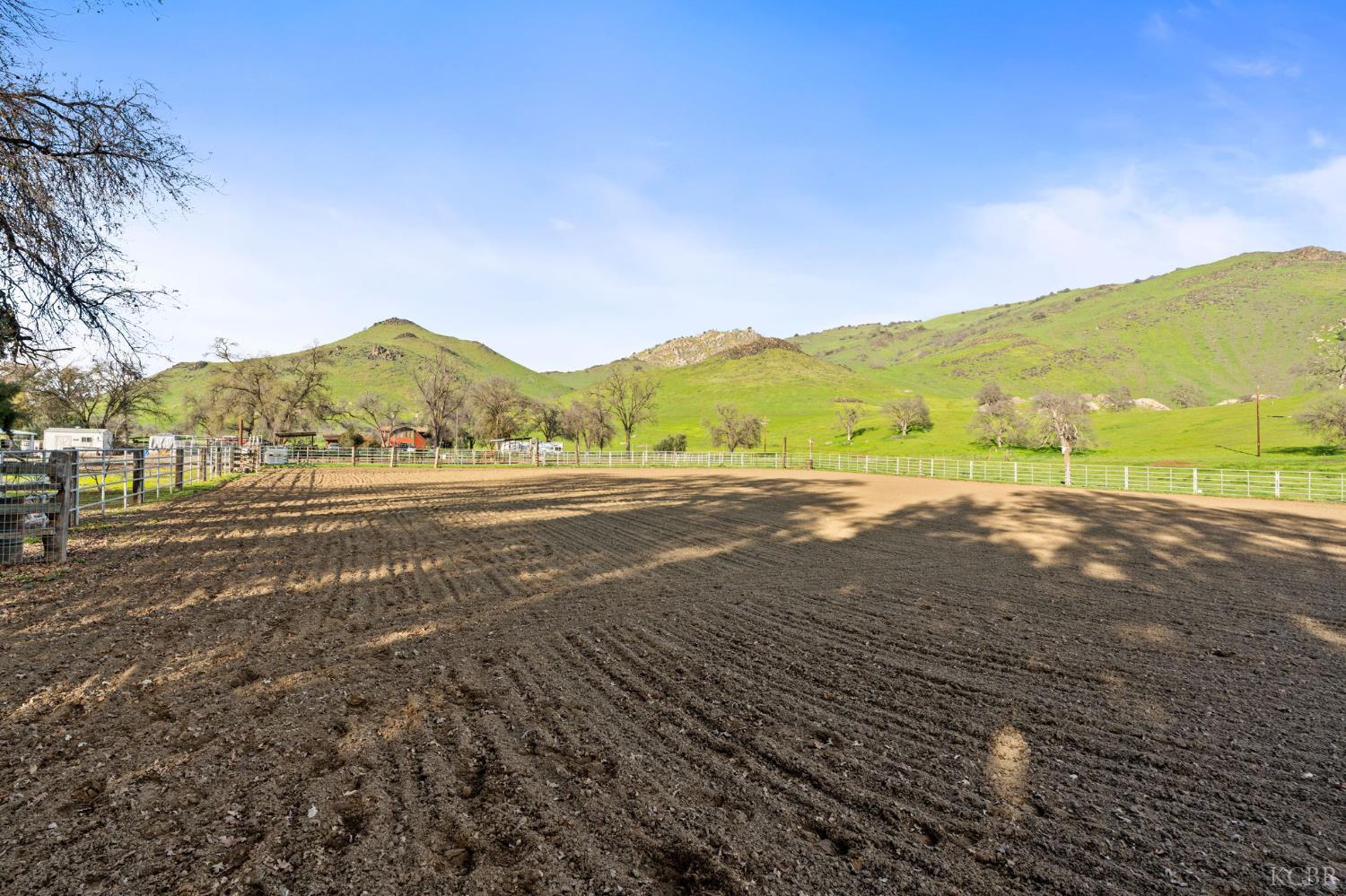 39500 Millwood Dr, Woodlake, CA 93286