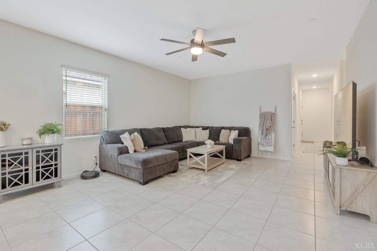 535 Sandtrap Ln, Lemoore, CA 93245