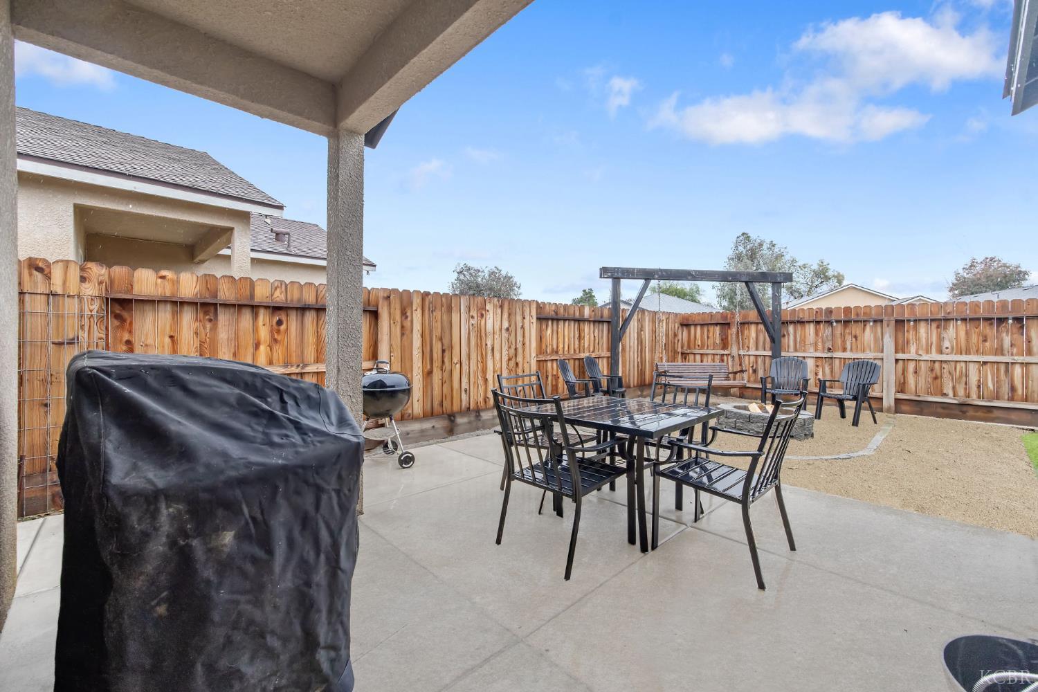 535 Sandtrap Ln, Lemoore, CA 93245
