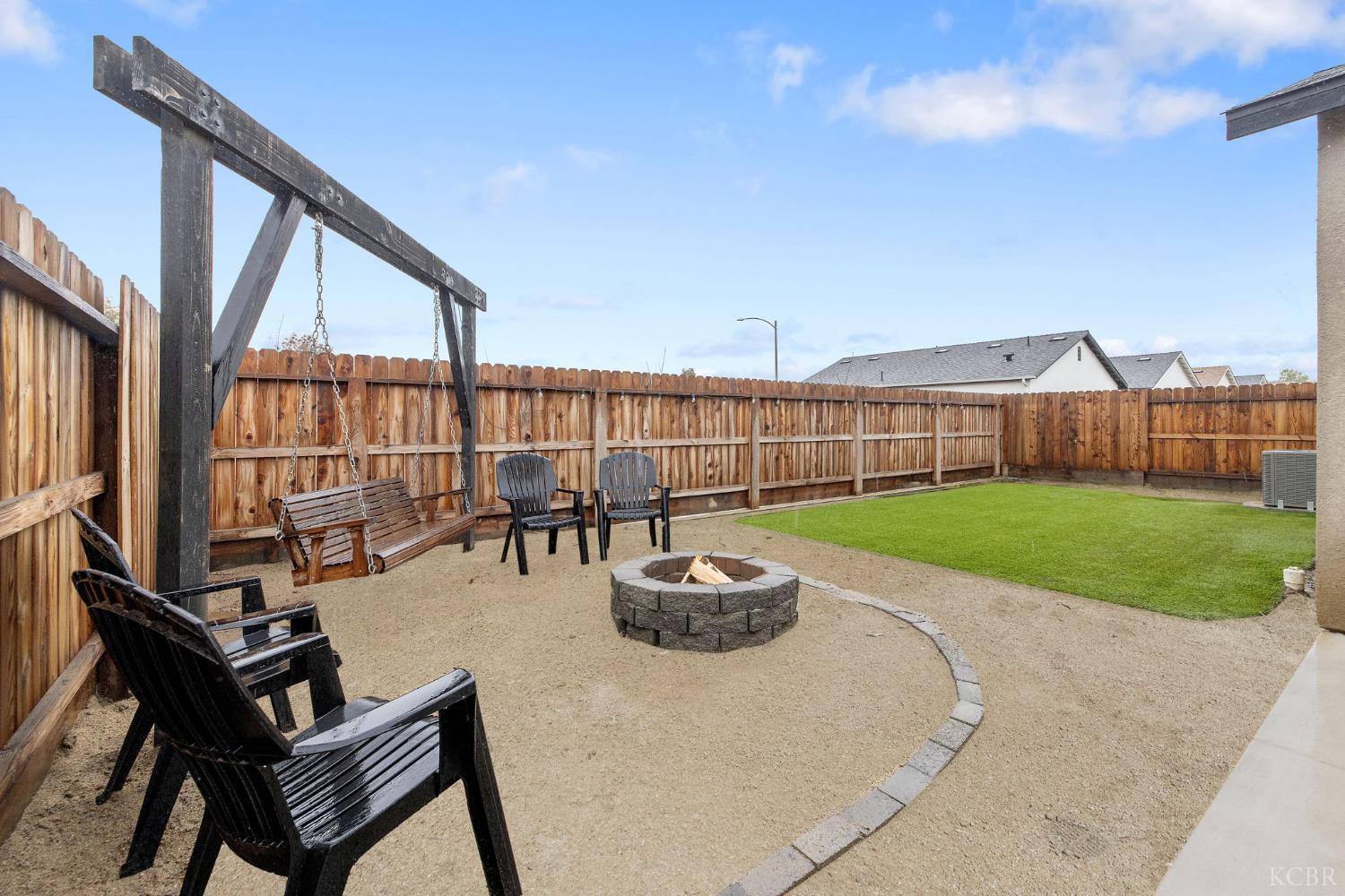 535 Sandtrap Ln, Lemoore, CA 93245
