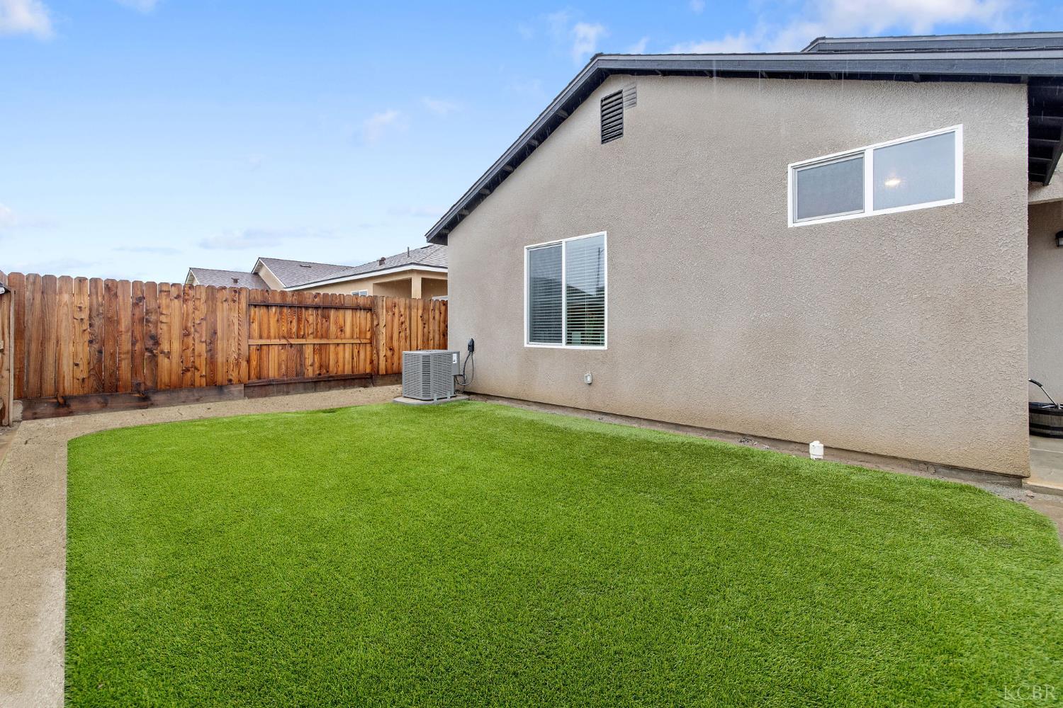 535 Sandtrap Ln, Lemoore, CA 93245