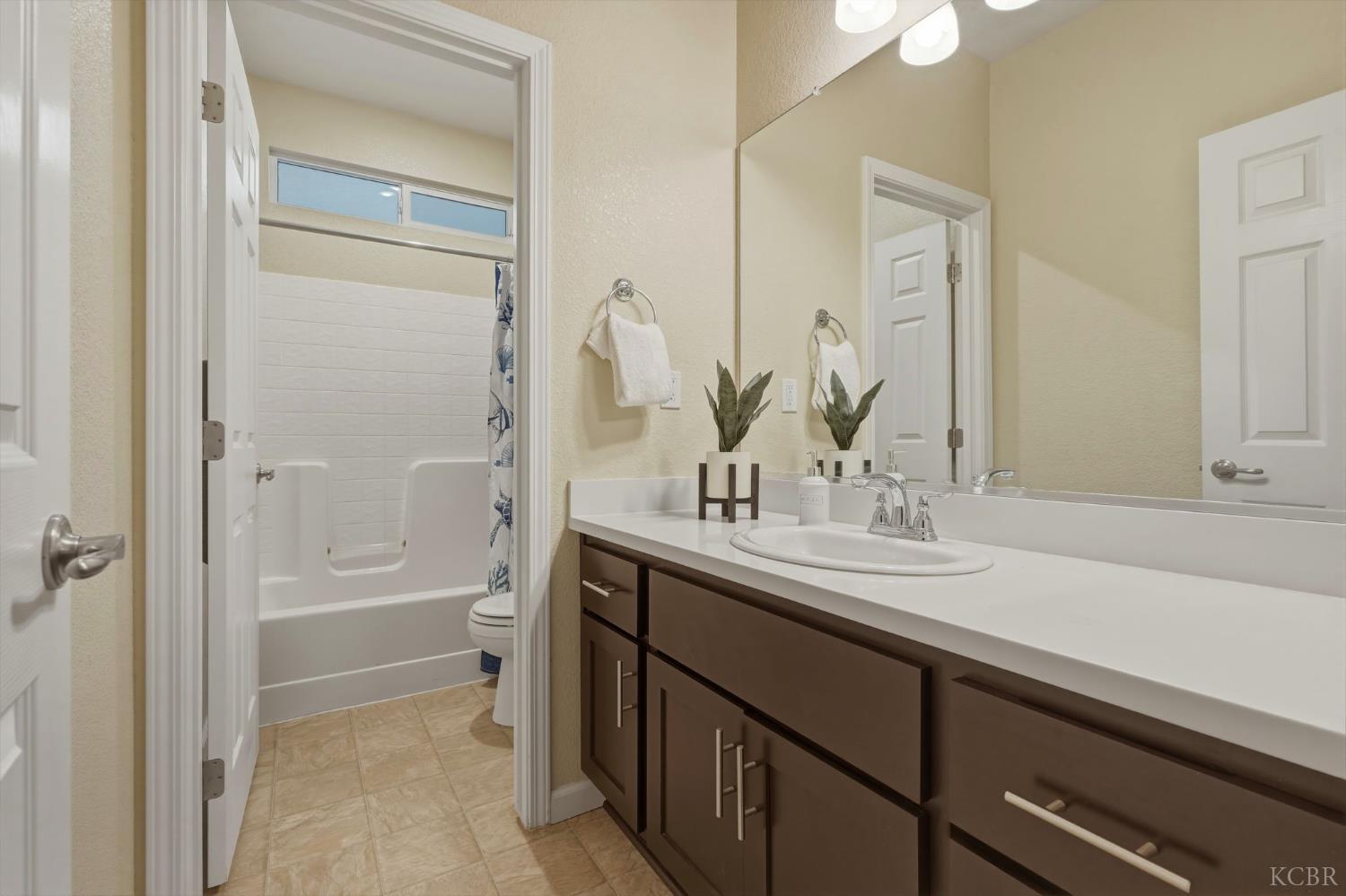 1161 Greenbrier Dr, Hanford, CA 93230