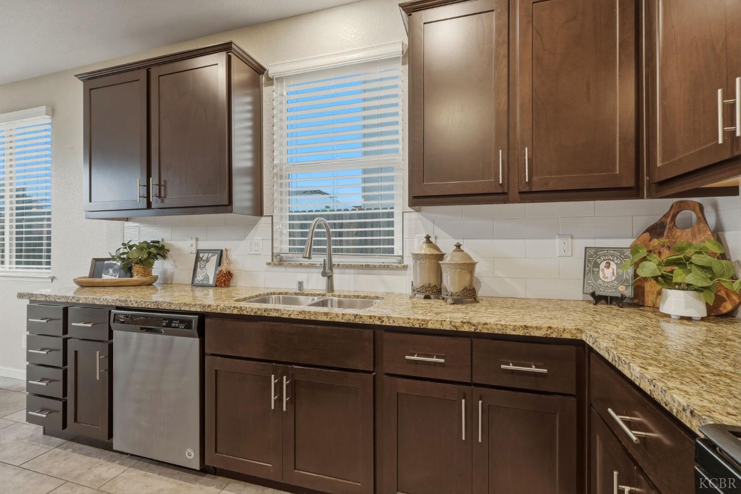 1161 Greenbrier Dr, Hanford, CA 93230