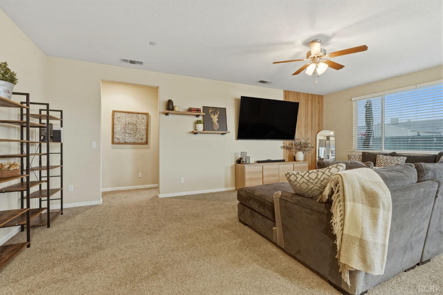 1161 Greenbrier Dr, Hanford, CA 93230