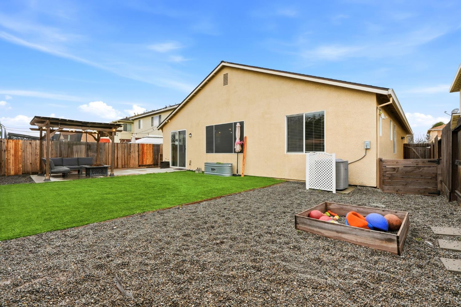 1161 Greenbrier Dr, Hanford, CA 93230