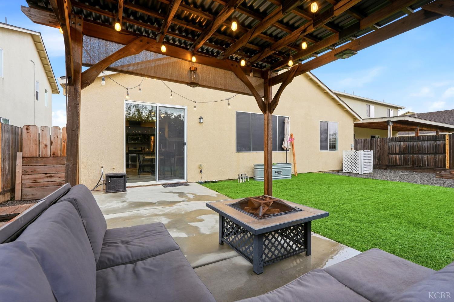 1161 Greenbrier Dr, Hanford, CA 93230