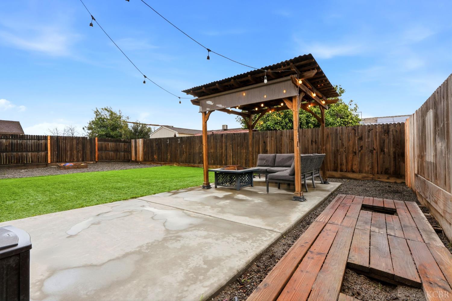 1161 Greenbrier Dr, Hanford, CA 93230