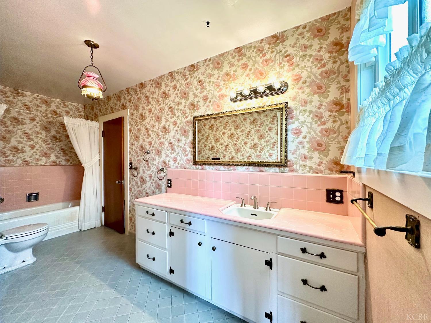 1301 N Douty St, Hanford, CA 93230