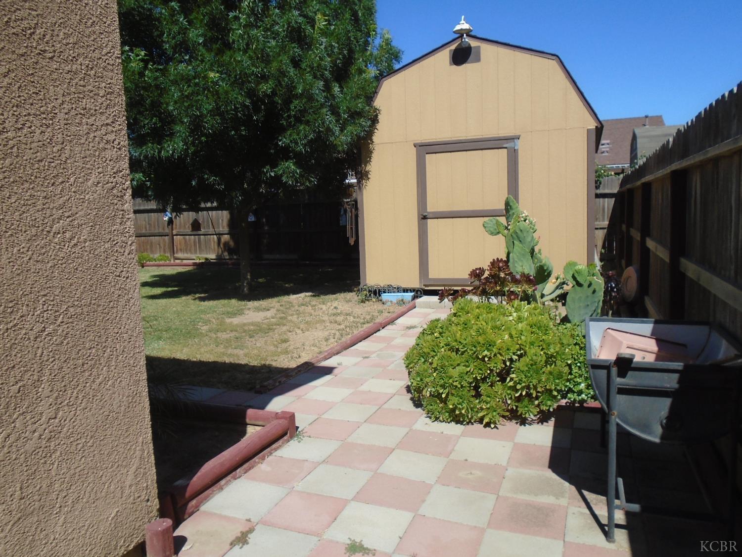 1383 Manor Ave, Hanford, CA 93230