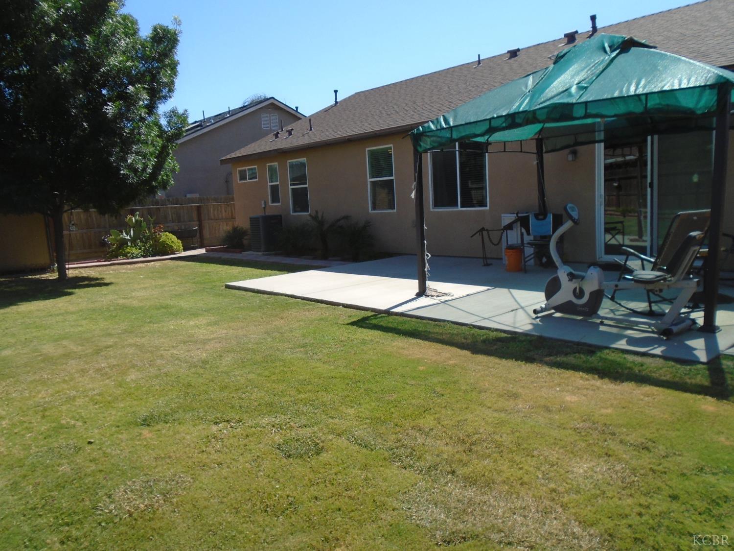 1383 Manor Ave, Hanford, CA 93230