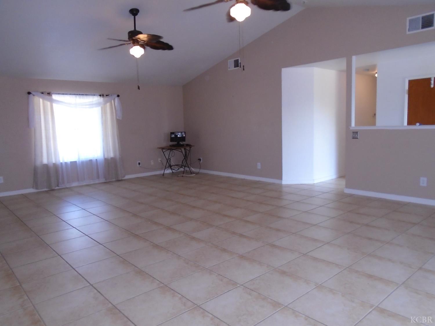 12066 Idaho Ave, Hanford, CA 93230