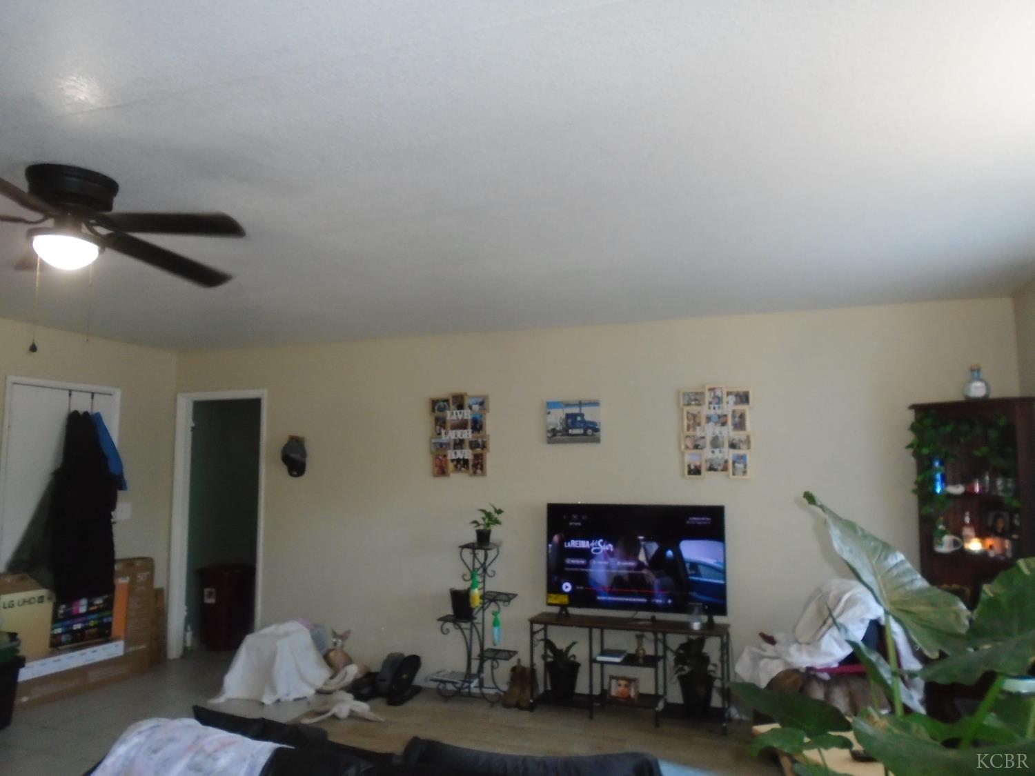 12066 Idaho Ave, Hanford, CA 93230