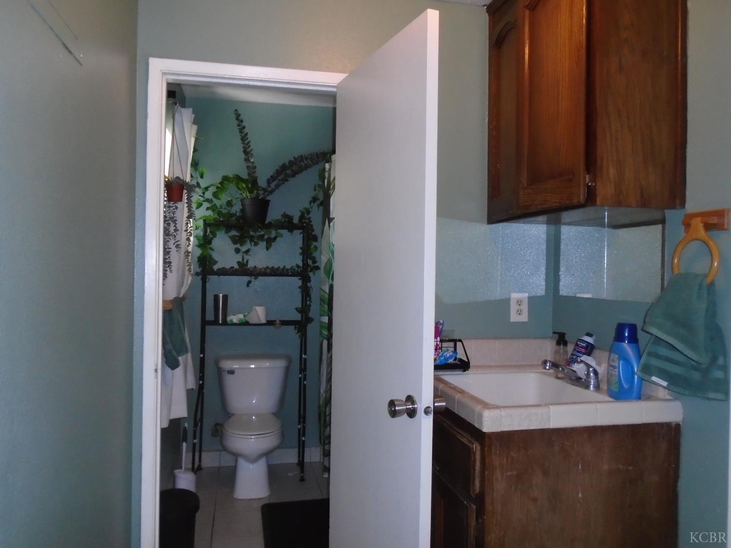 12066 Idaho Ave, Hanford, CA 93230