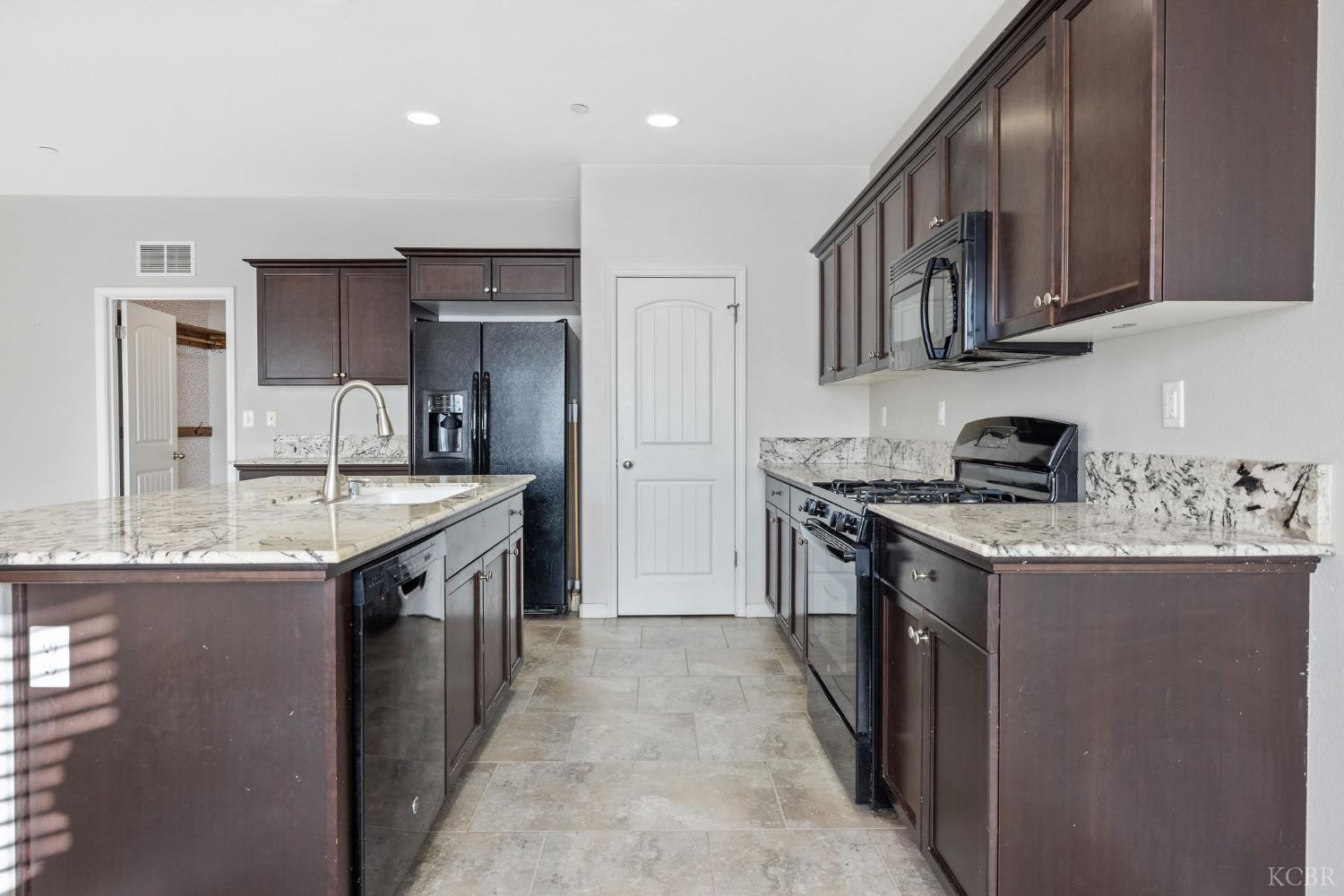 1059 Geneva Dr, Lemoore, CA 93245