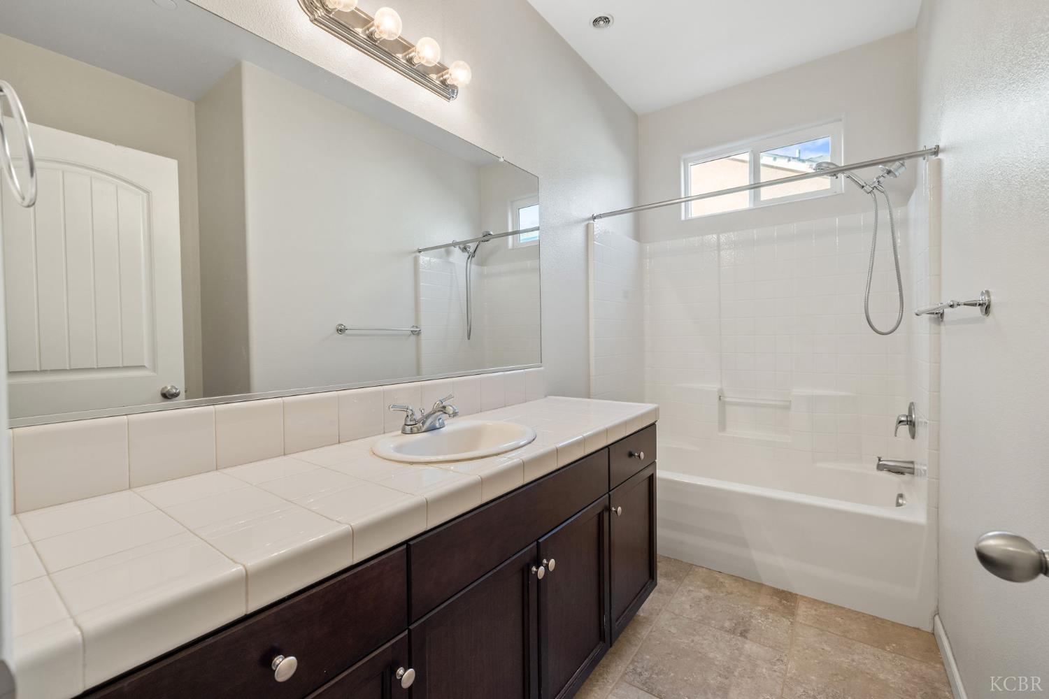 1059 Geneva Dr, Lemoore, CA 93245