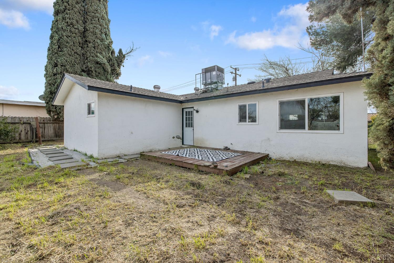 1401 N Williams St, Hanford, CA 93230