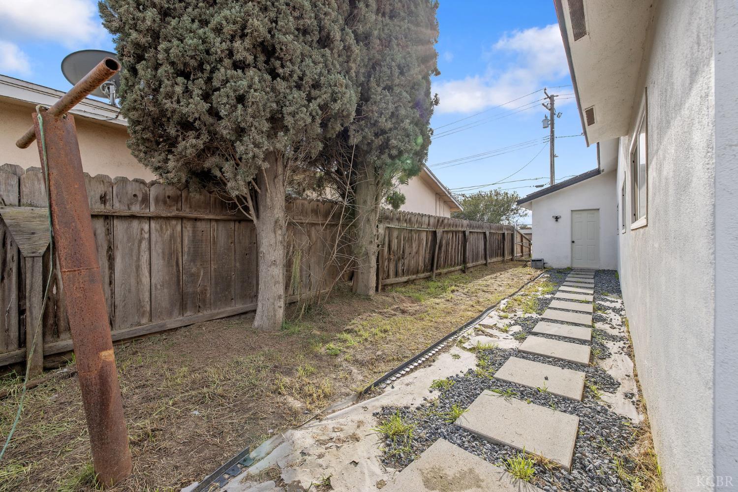 1401 N Williams St, Hanford, CA 93230