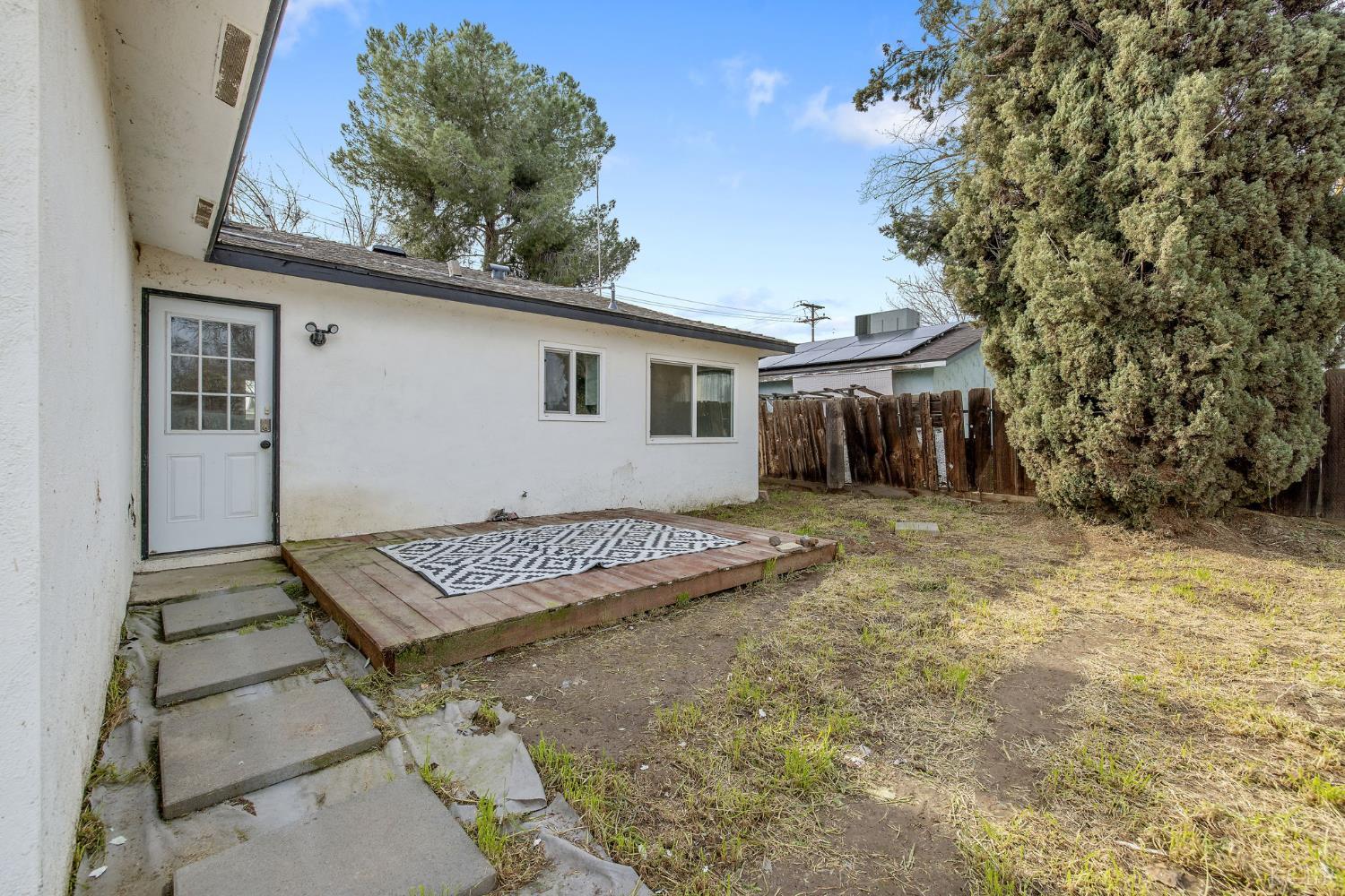 1401 N Williams St, Hanford, CA 93230