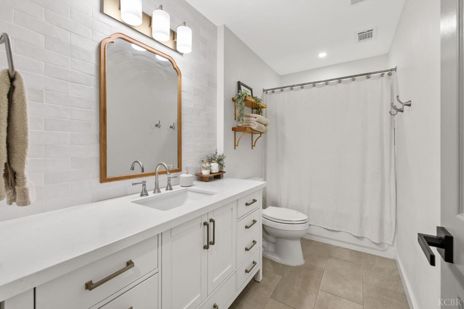 887 Linda Lee Cir, Lemoore, CA 93245