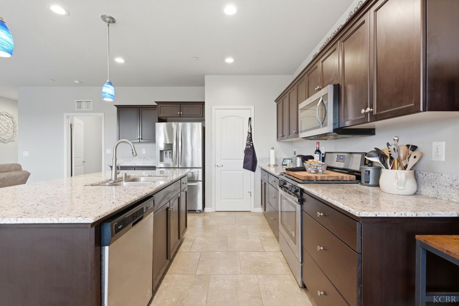 1340 Waterview St, Hanford, CA 93230