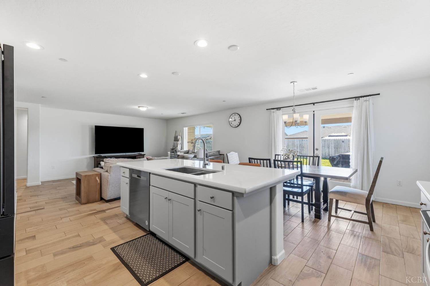 2131 W Ambassador Way, Hanford, CA 93230