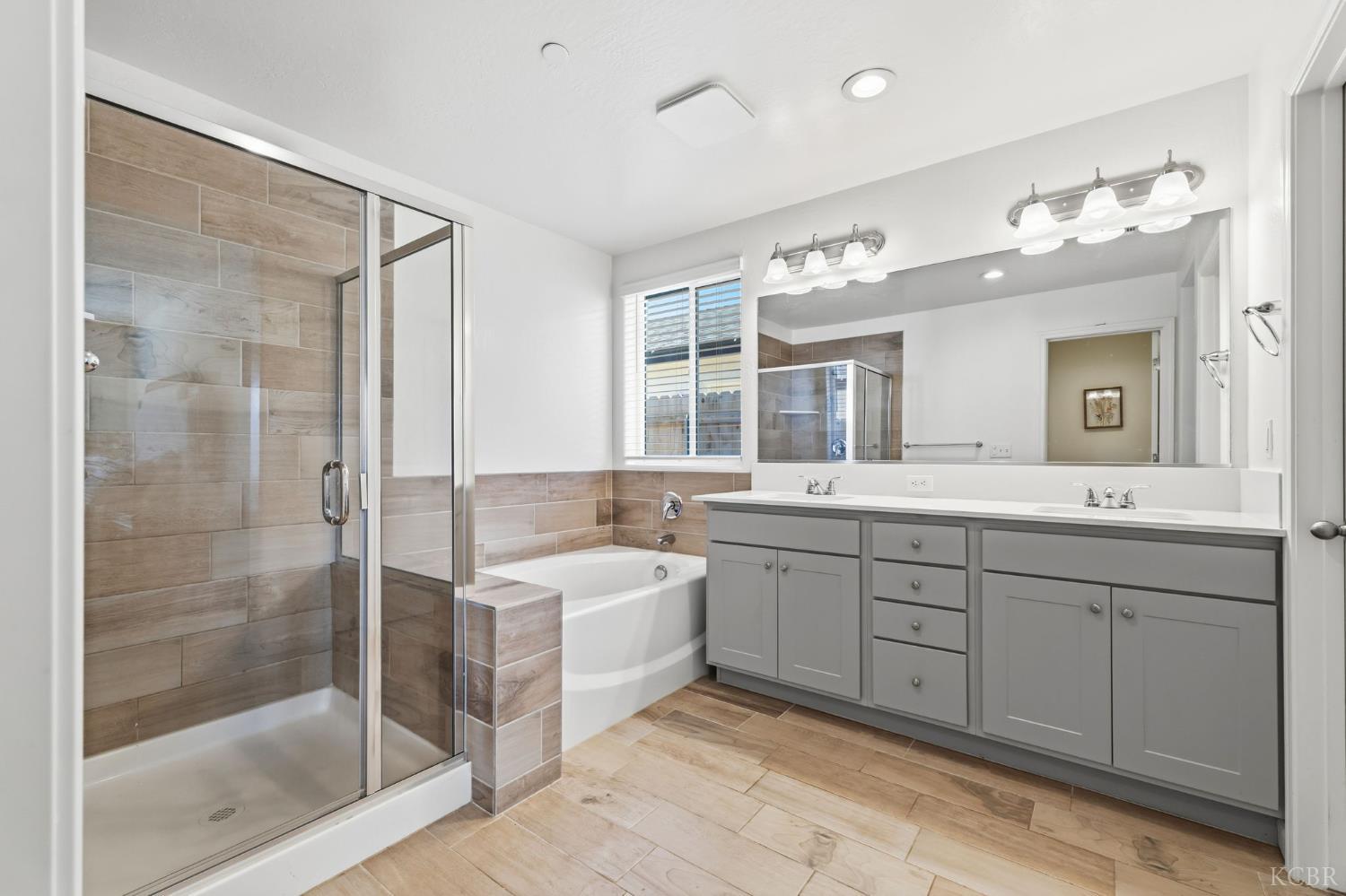 2131 W Ambassador Way, Hanford, CA 93230