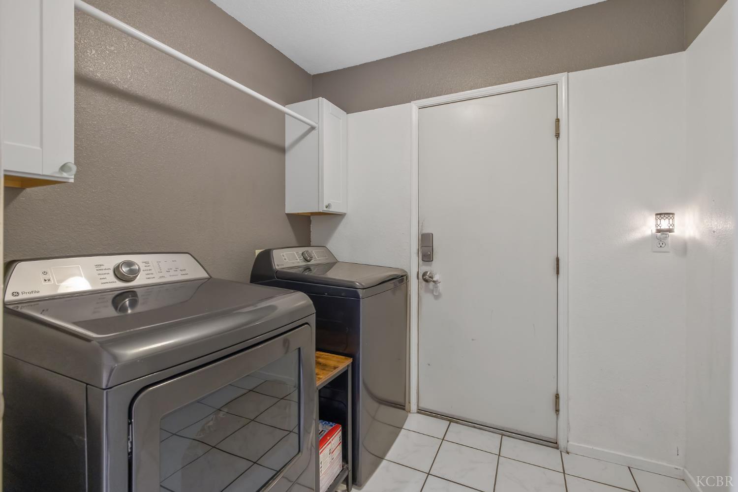 974 Cedarwood St, Hanford, CA 93230