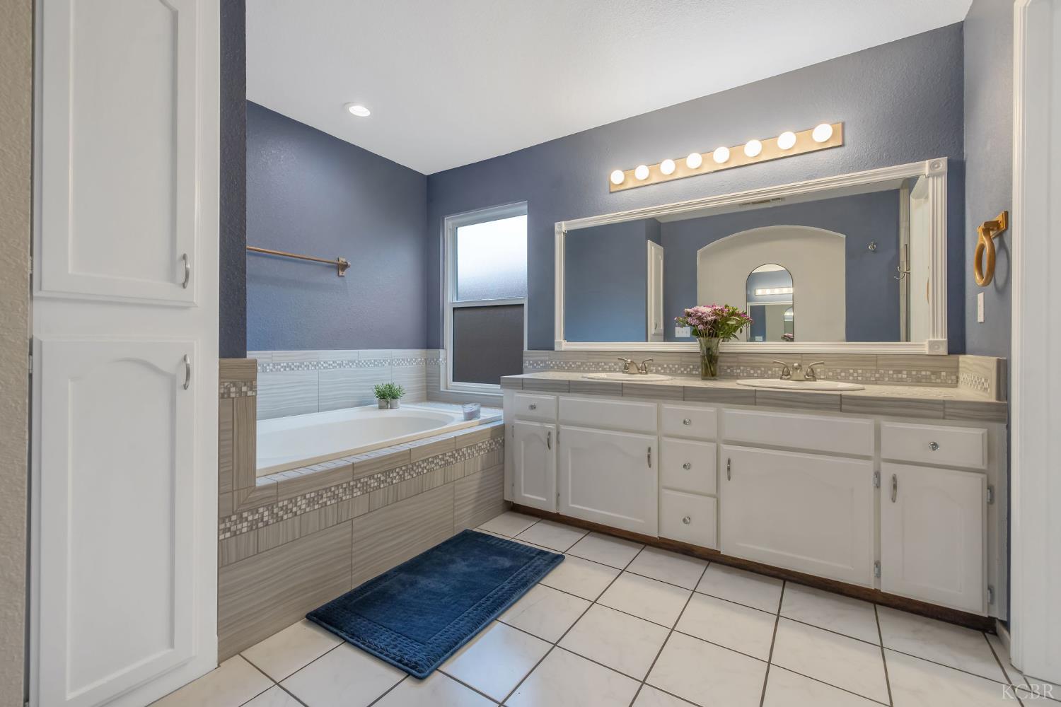 974 Cedarwood St, Hanford, CA 93230