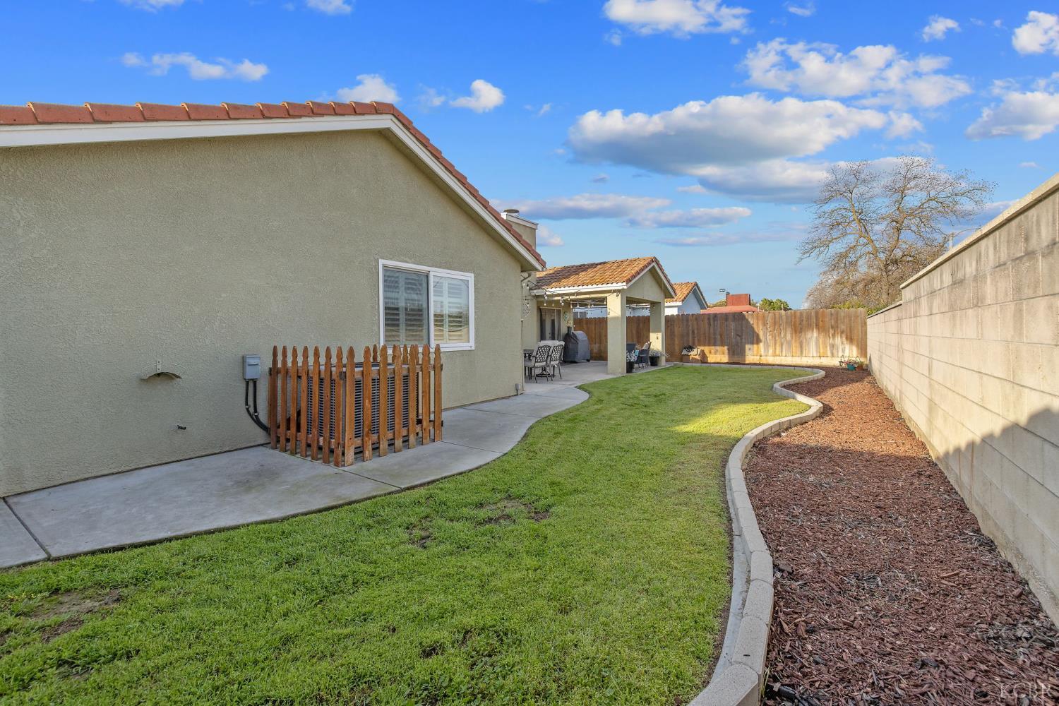 974 Cedarwood St, Hanford, CA 93230