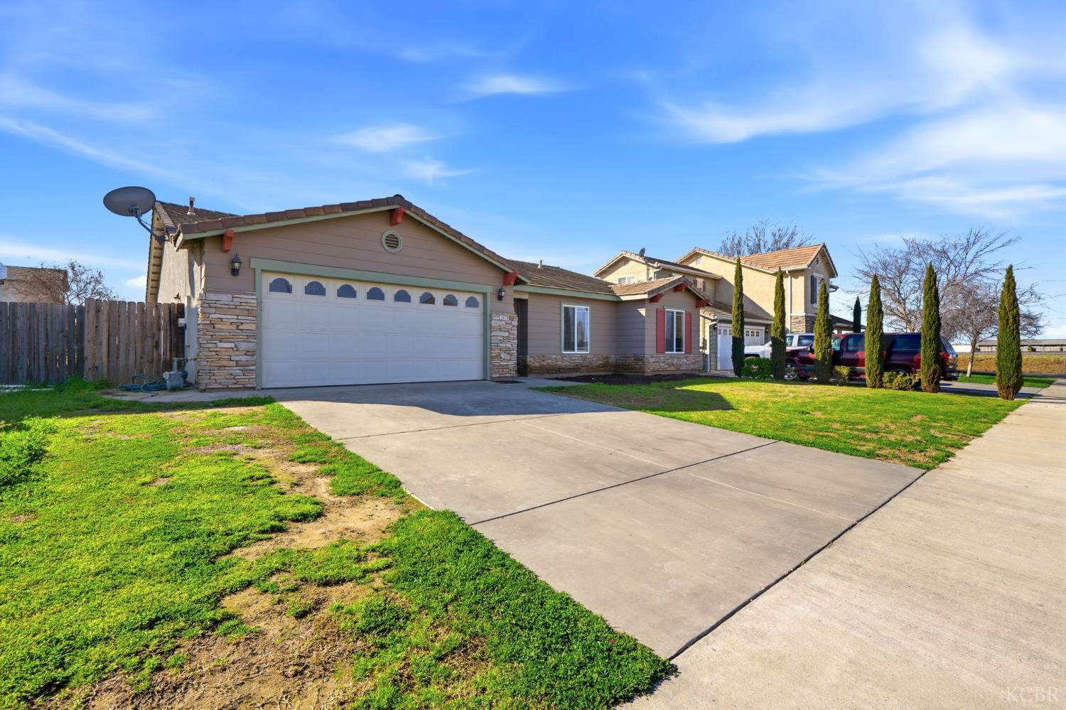 1079 W Ambassador Dr, Hanford, CA 93230