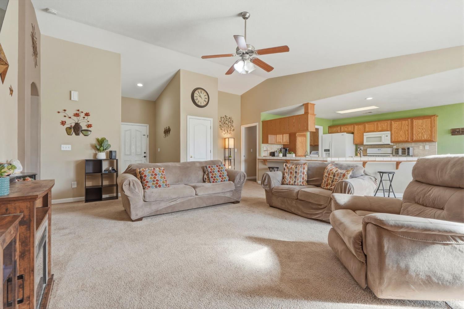 1079 W Ambassador Dr, Hanford, CA 93230