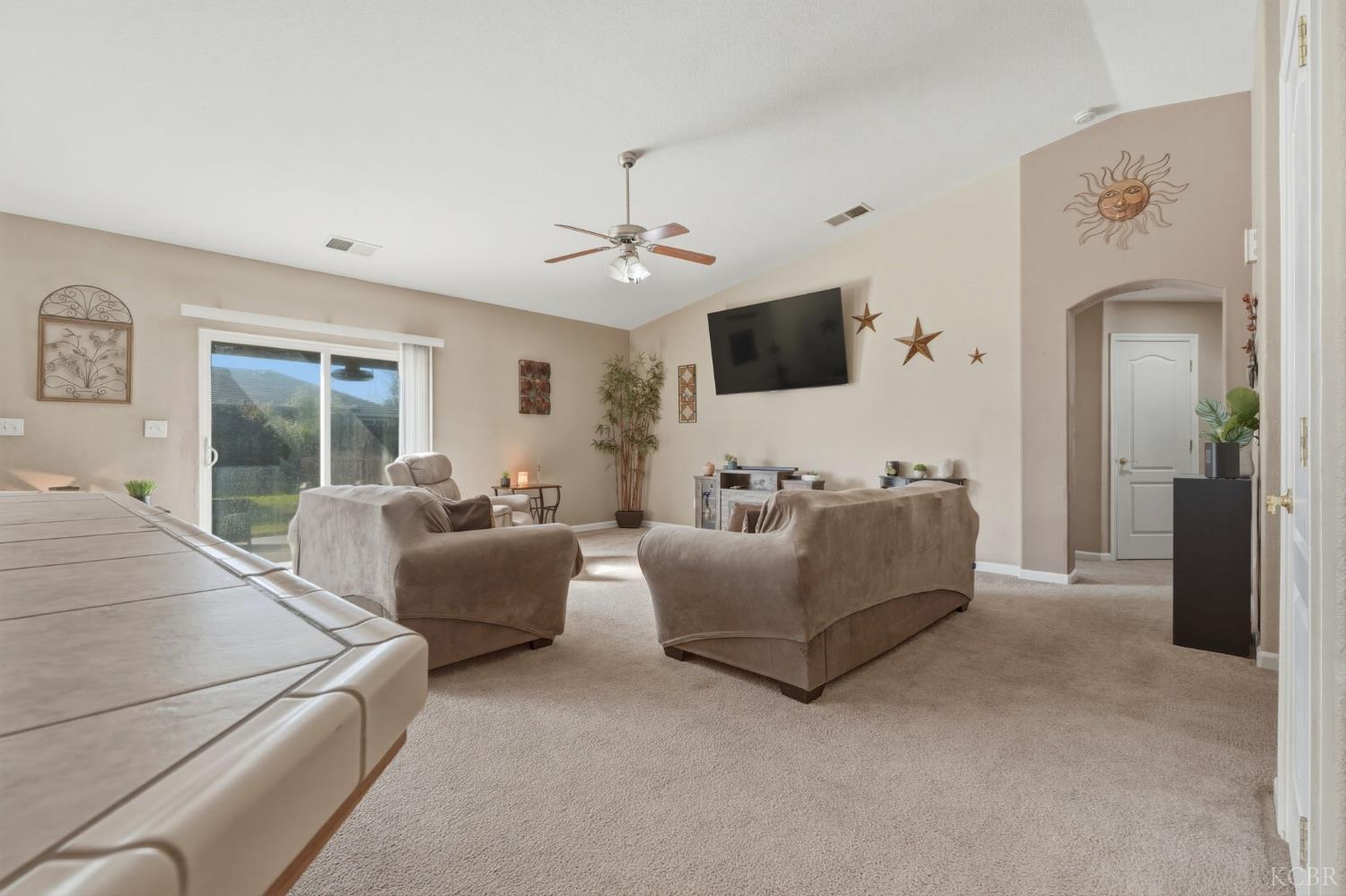 1079 W Ambassador Dr, Hanford, CA 93230