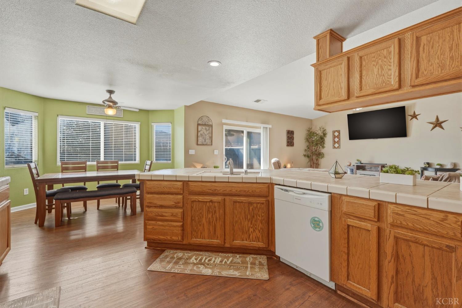 1079 W Ambassador Dr, Hanford, CA 93230