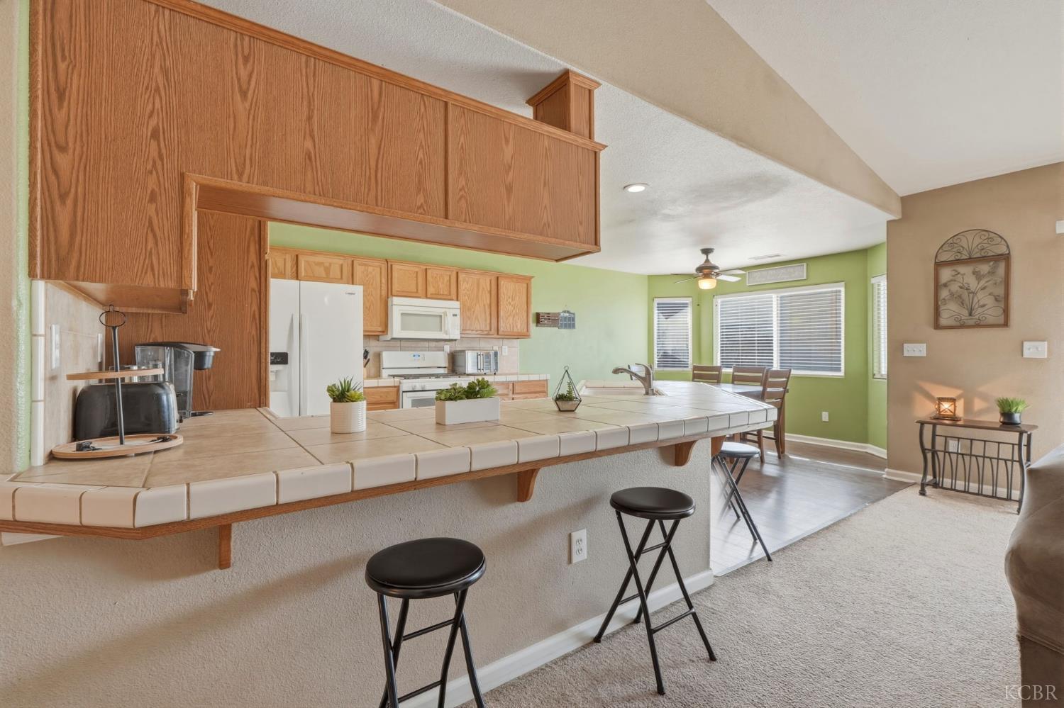 1079 W Ambassador Dr, Hanford, CA 93230