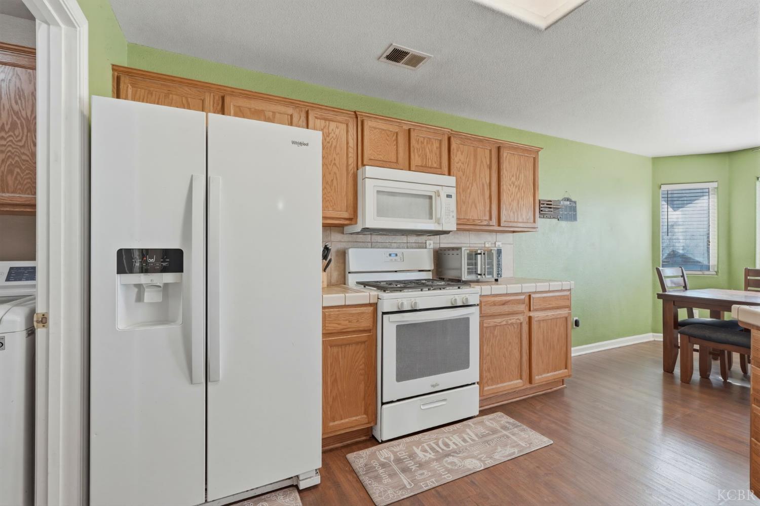 1079 W Ambassador Dr, Hanford, CA 93230