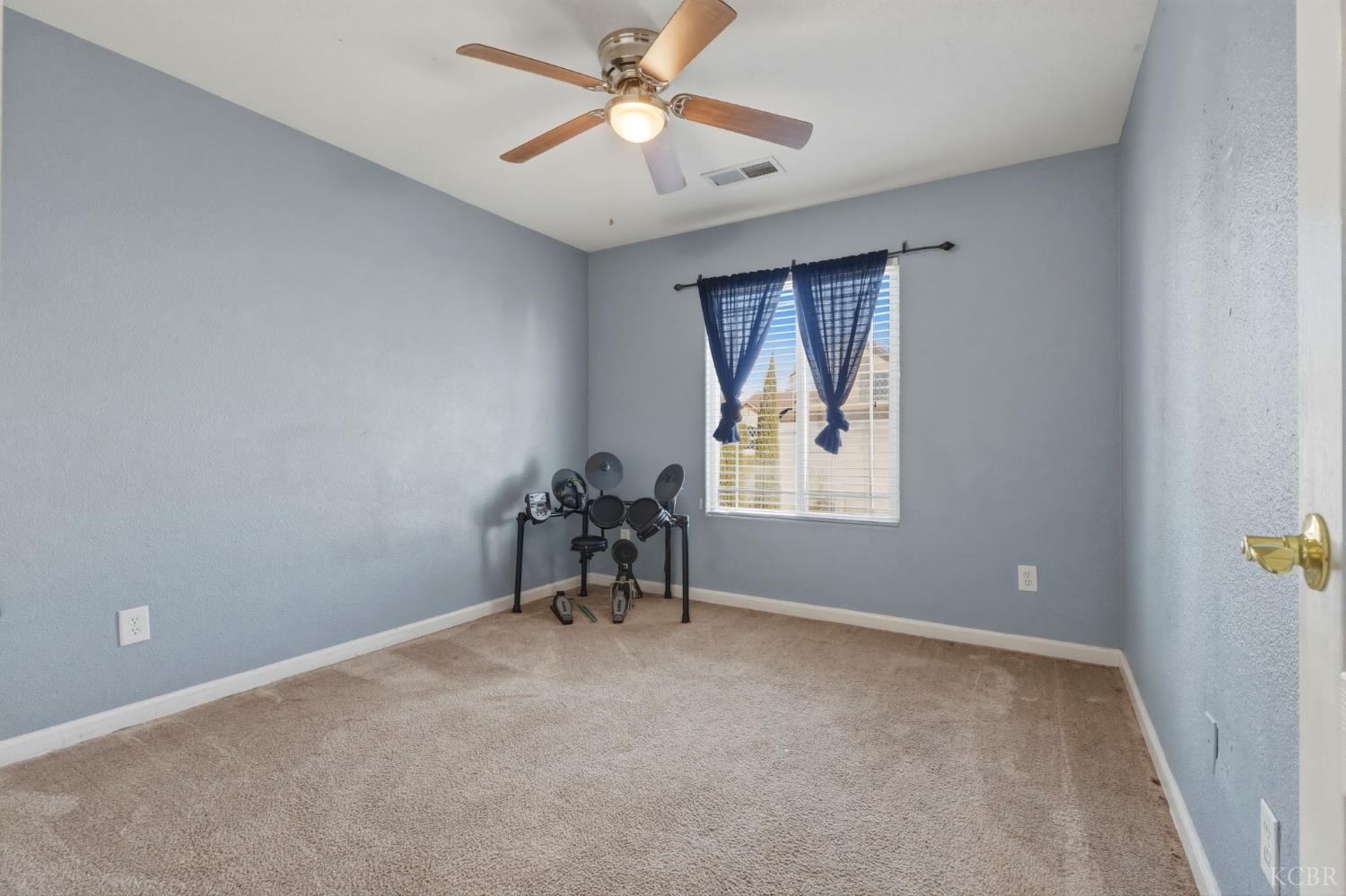 1079 W Ambassador Dr, Hanford, CA 93230