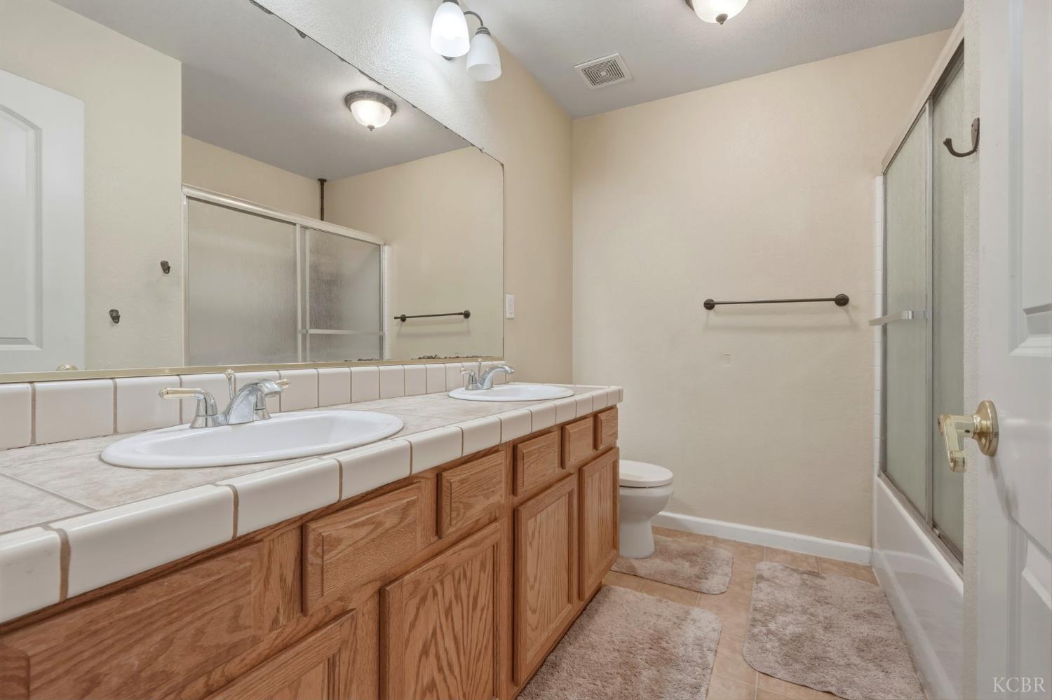 1079 W Ambassador Dr, Hanford, CA 93230