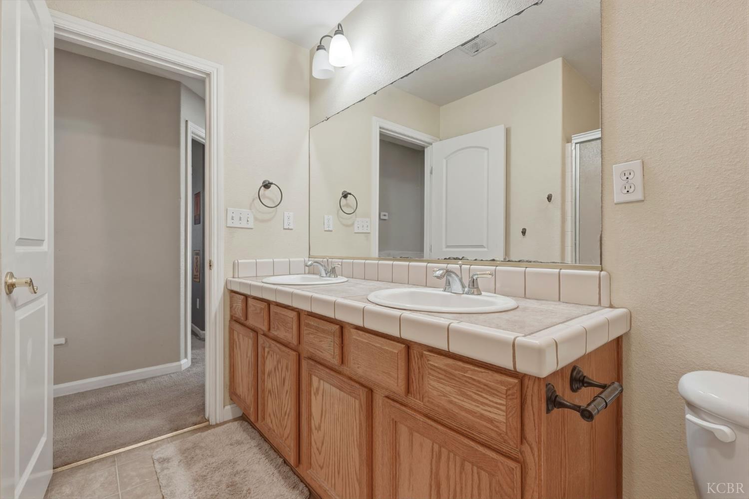 1079 W Ambassador Dr, Hanford, CA 93230