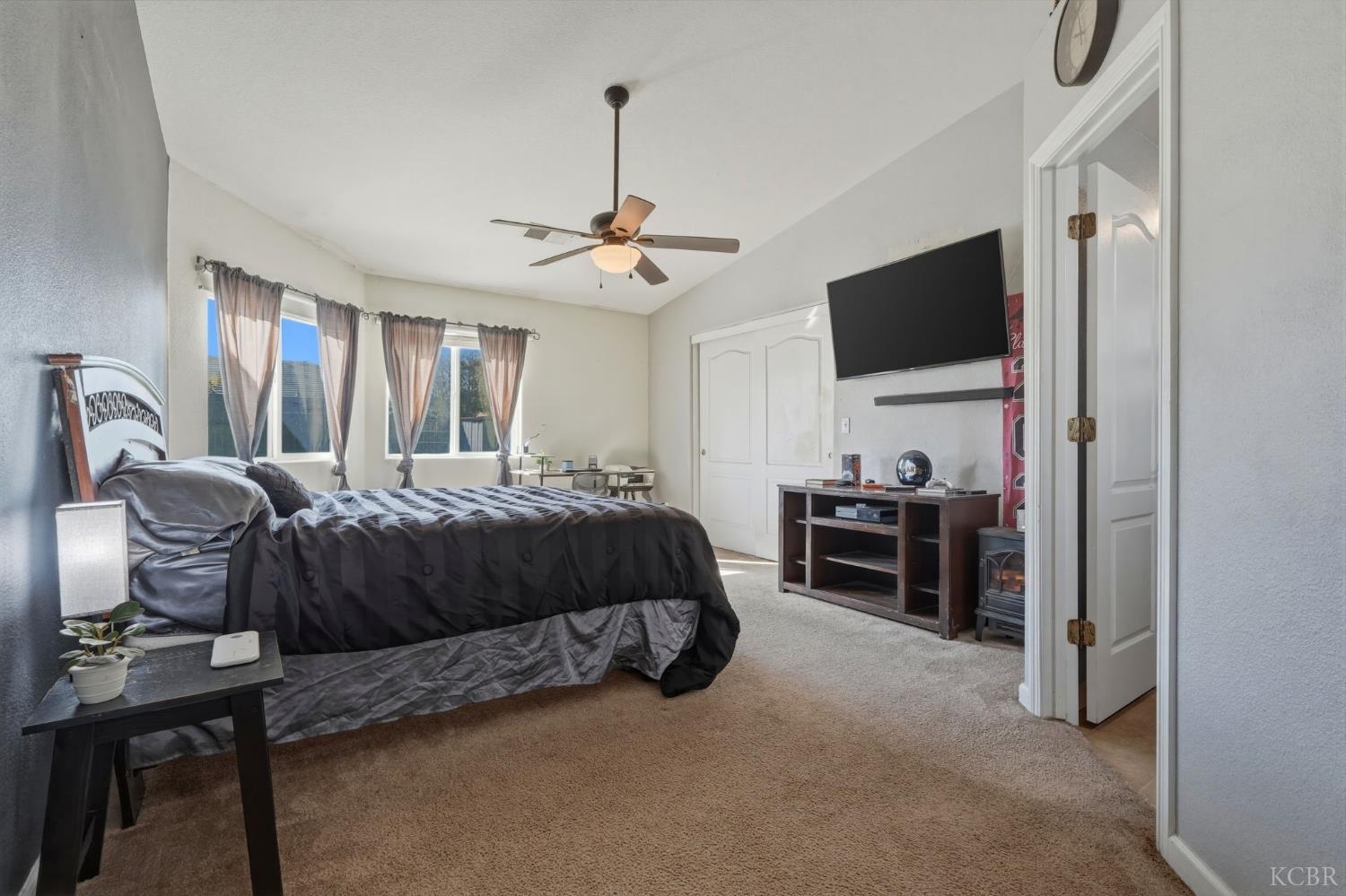 1079 W Ambassador Dr, Hanford, CA 93230