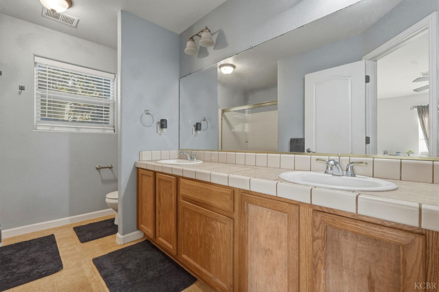 1079 W Ambassador Dr, Hanford, CA 93230