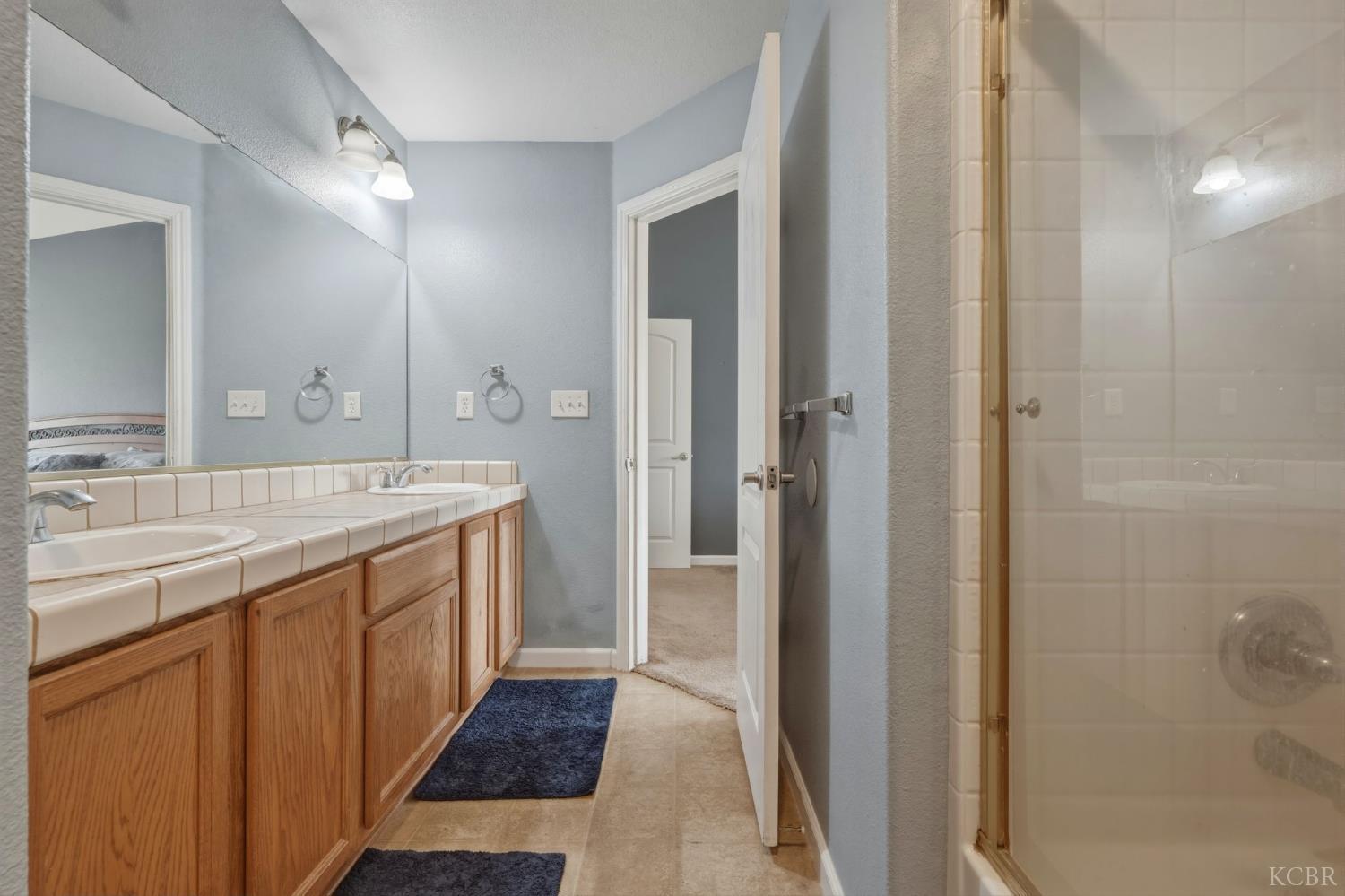 1079 W Ambassador Dr, Hanford, CA 93230