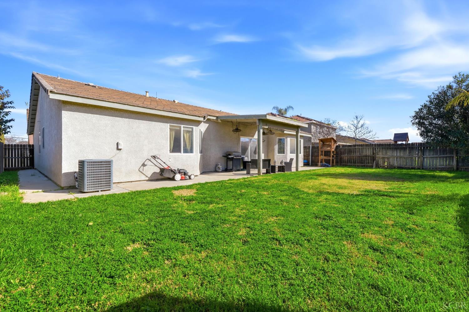 1079 W Ambassador Dr, Hanford, CA 93230