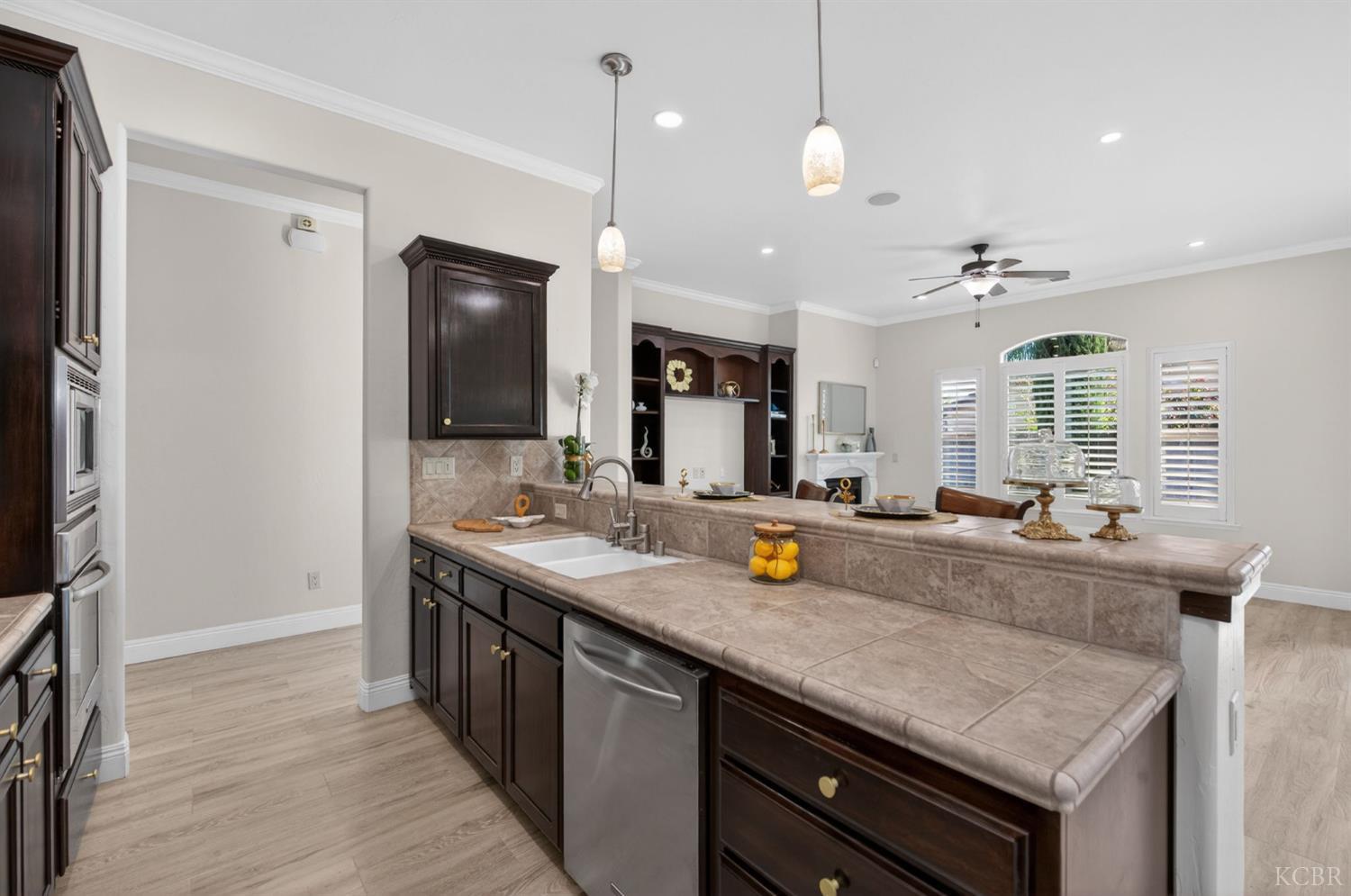 1563 E Via Mirasol Ln, Fresno, CA 93730