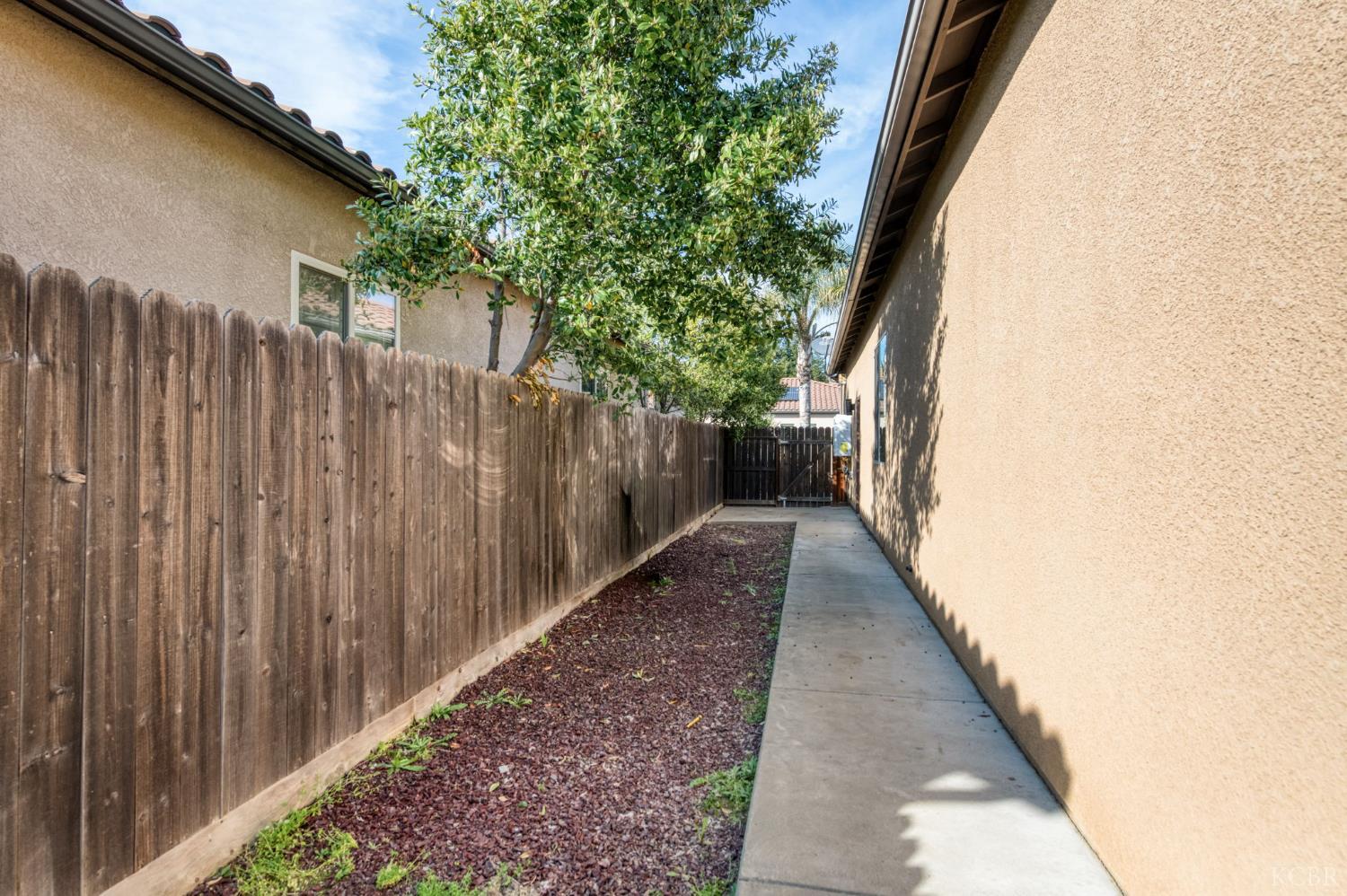 1563 E Via Mirasol Ln, Fresno, CA 93730