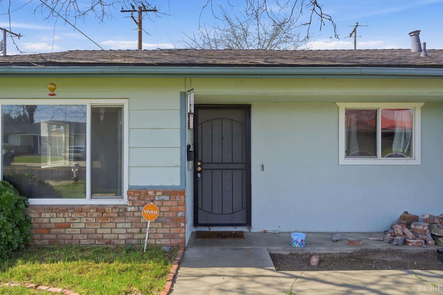 2204 Fairmont Dr, Hanford, CA 93230