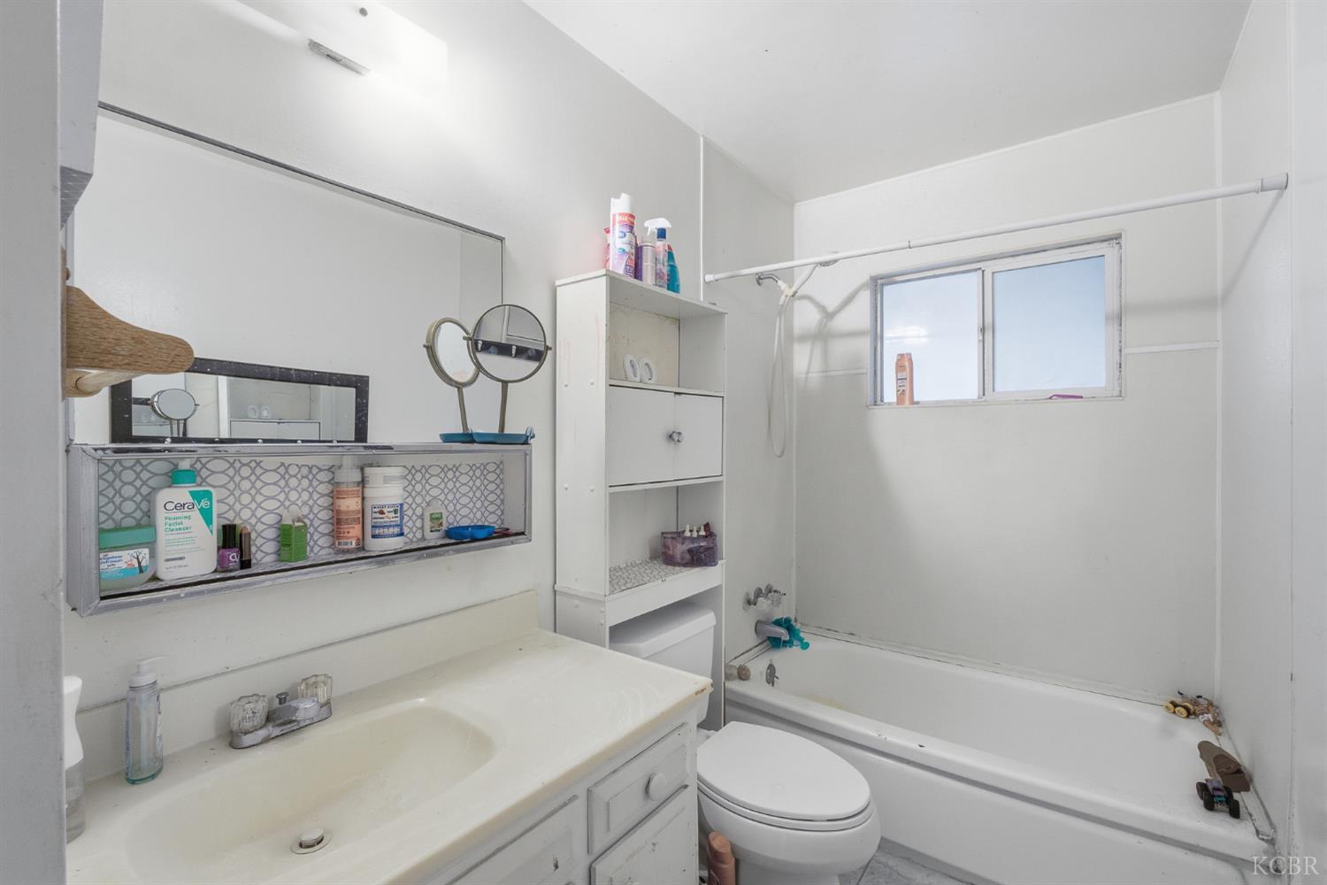 2204 Fairmont Dr, Hanford, CA 93230